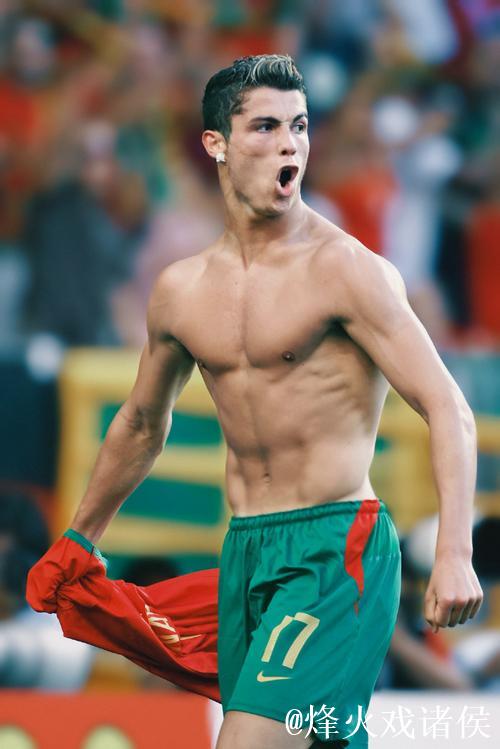 世俱杯梦想！查洛巴晒球场内躺卧照：盼望喜乐，坚韧前行